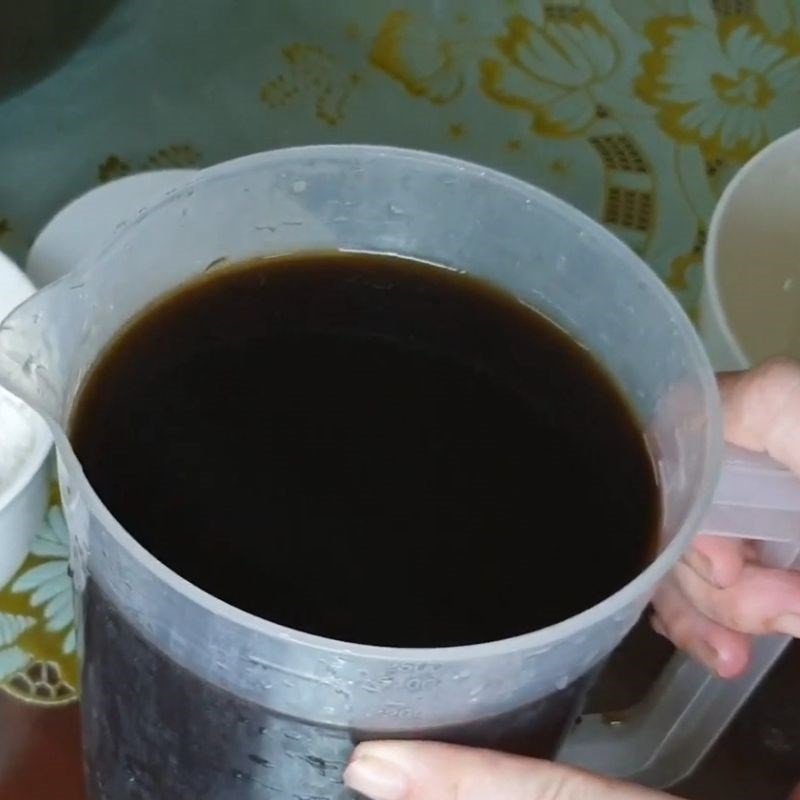 Hướng dẫn trộn nước thạch đen với đường và bột năng.