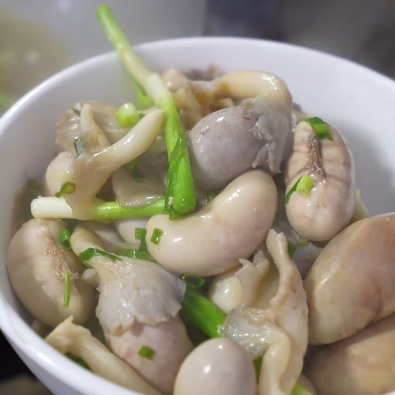 Kê gà mềm mọng trong bát canh