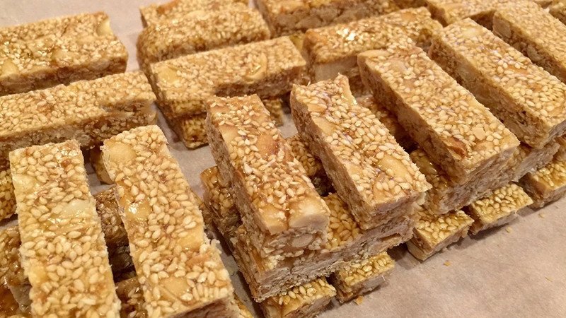 Kẹo lạc mật mía thành phẩm với màu vàng cánh gián đẹp mắt