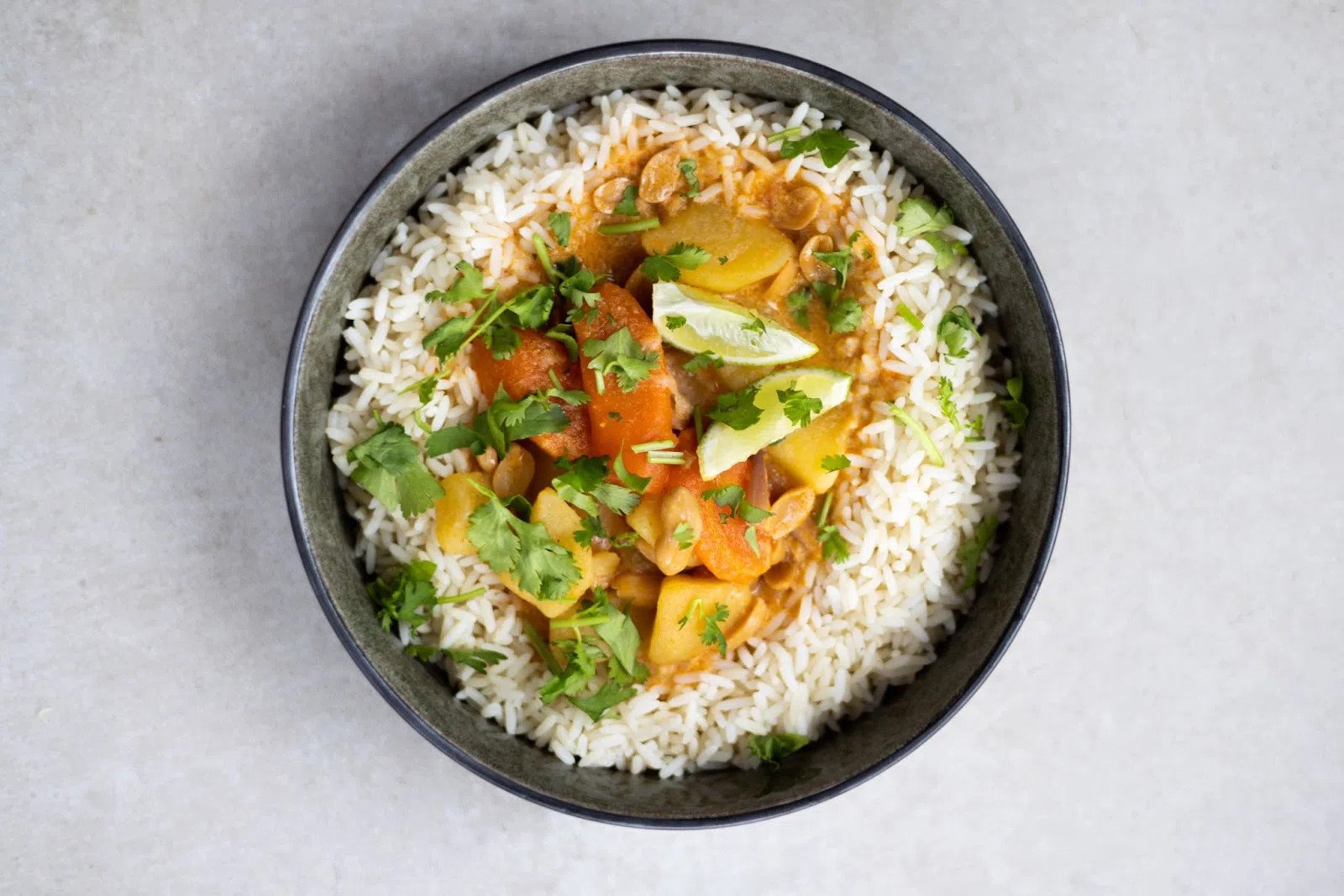 Kết hợp 2 chén cơm với rau củ tươi giúp giảm calo Saigonese Baguette