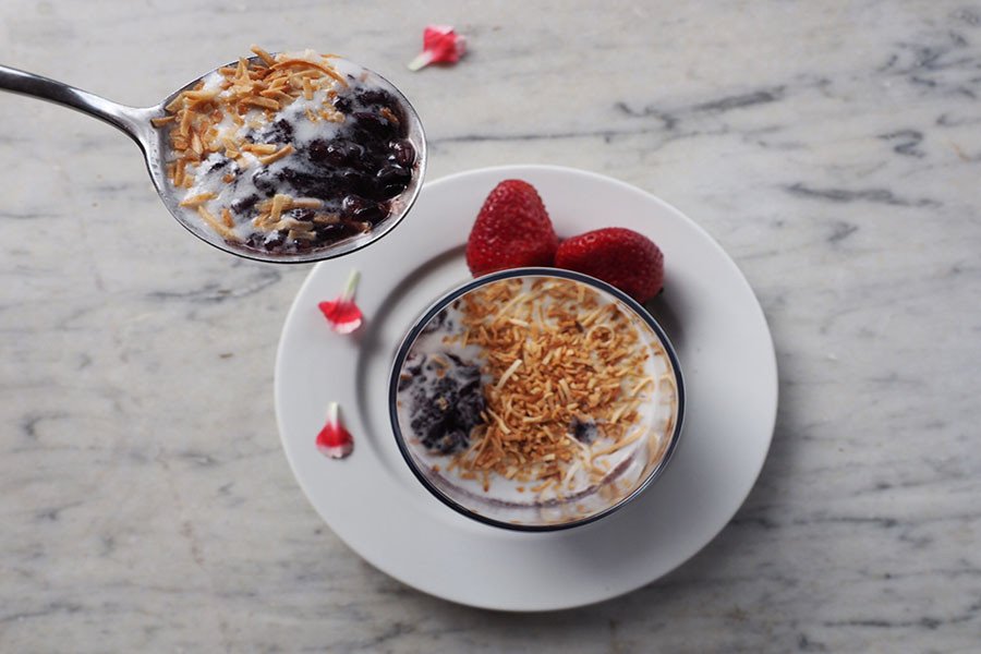 Kết hợp sữa chua nếp cẩm với ngũ cốc và trái cây tươi tạo nên bữa sáng hoàn hảo, cung cấp đầy đủ dưỡng chất và năng lượng.
