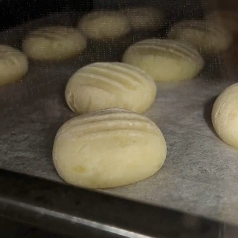 Khay bánh khoai tây nướng trong lò