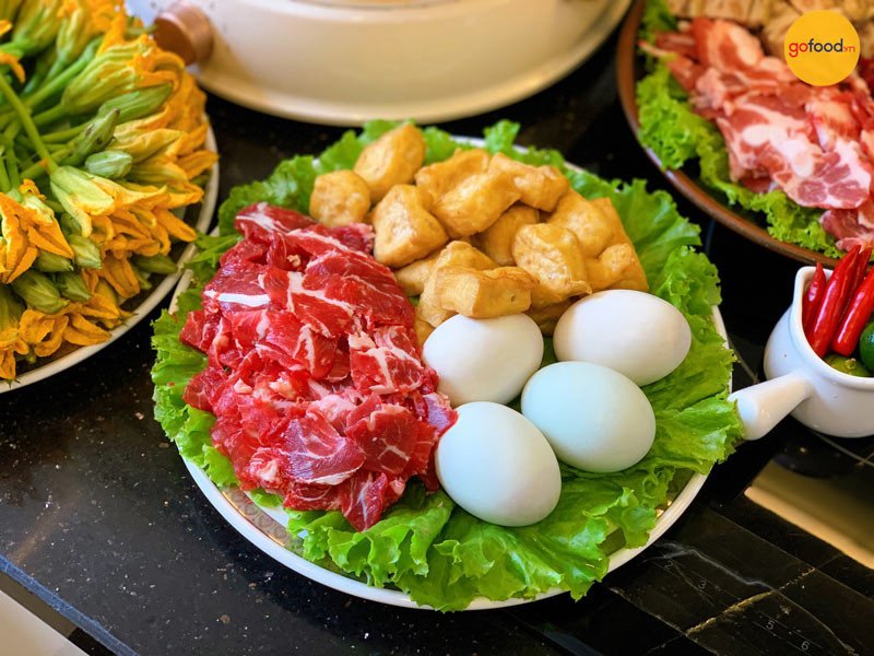 Khay nguyên liệu đa dạng cho lẩu riêu cua bắp bò, bày trí tinh tế và sạch sẽ