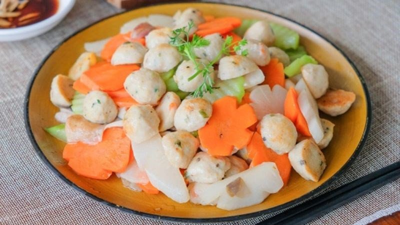 Khi ăn cá viên chiên nên ăn kèm nhiều loại rau củ