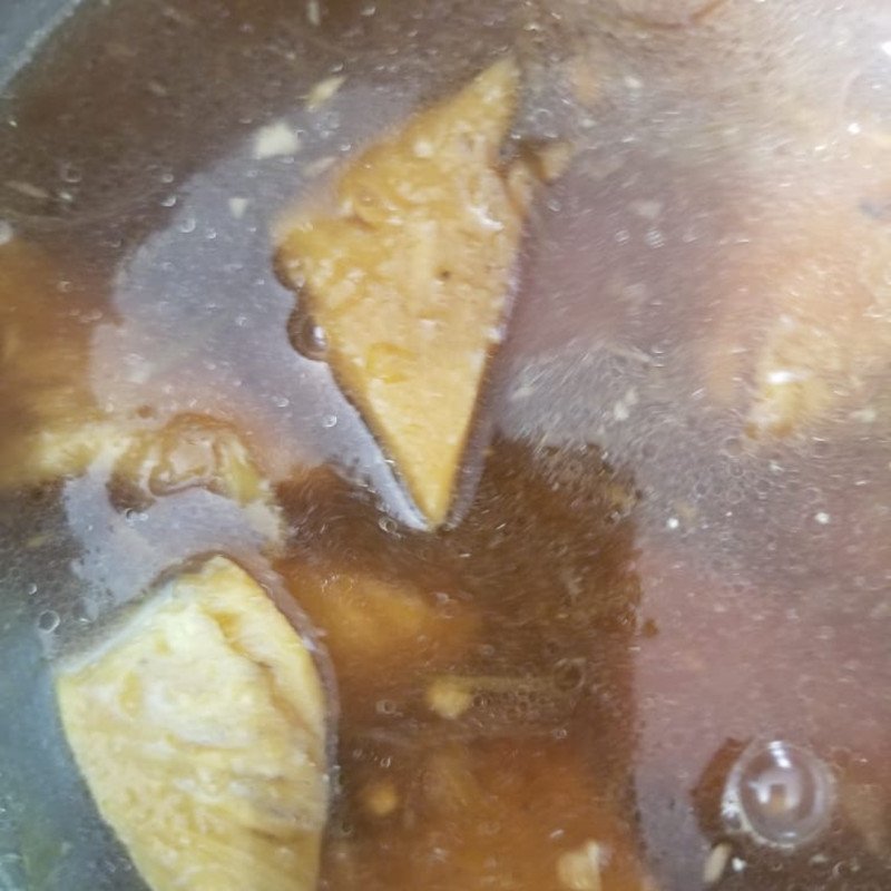 kho cá ngừ với thơm trên bếp