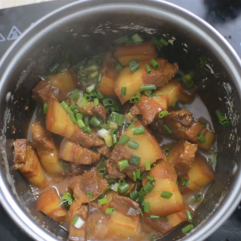 Kho thịt hộp với nước dừa trên lửa nhỏ