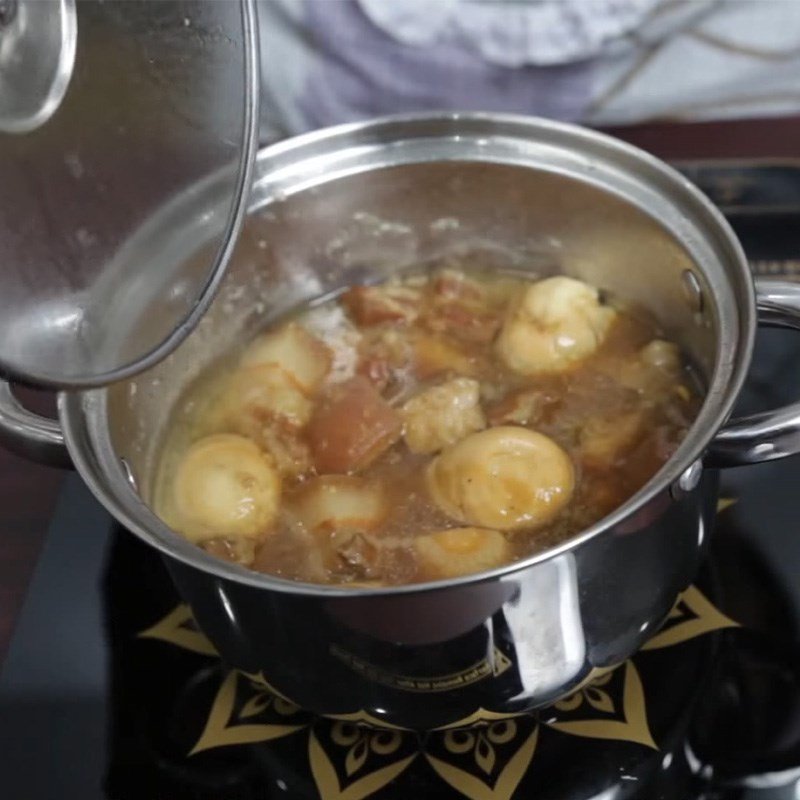 Kho thịt và trứng gà cùng nước dừa tươi