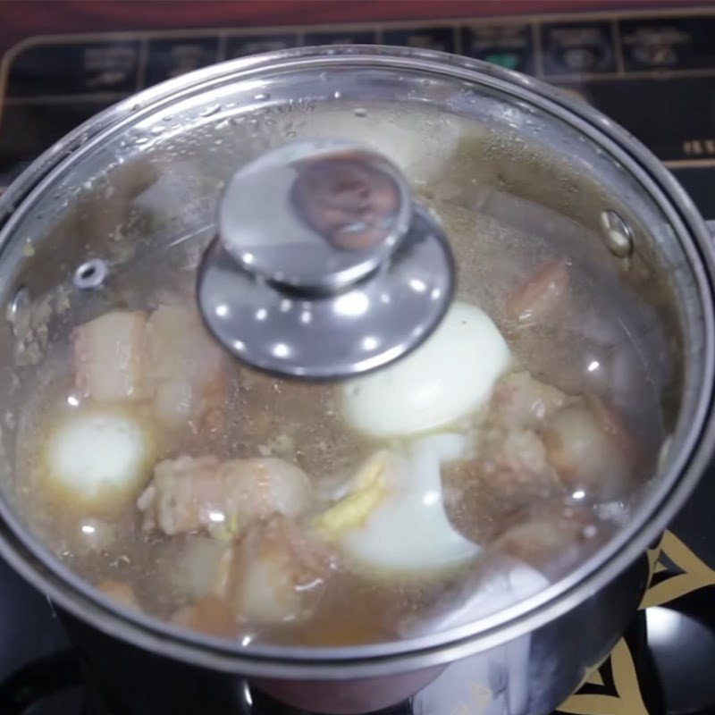 Kho thịt với nước dừa và trứng