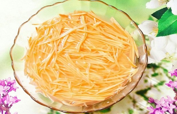 Khoai lang bào sợi đang được ngâm trong nước muối loãng để làm bánh tôm chiên