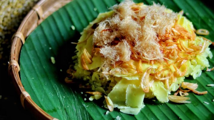 Khoai lang luộc chín vàng ươm, nguyên liệu chính để làm khoai xéo thơm ngon