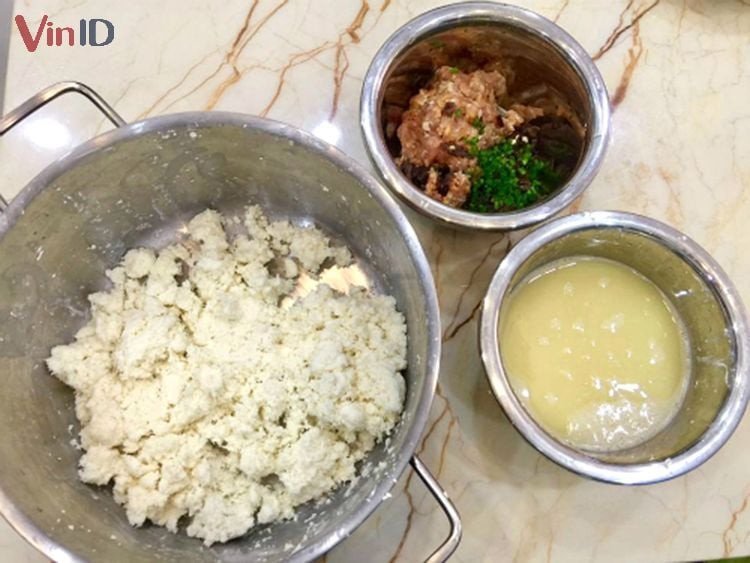 Khoai mì tươi đã xay nhuyễn, chuẩn bị cho quá trình làm vỏ bánh