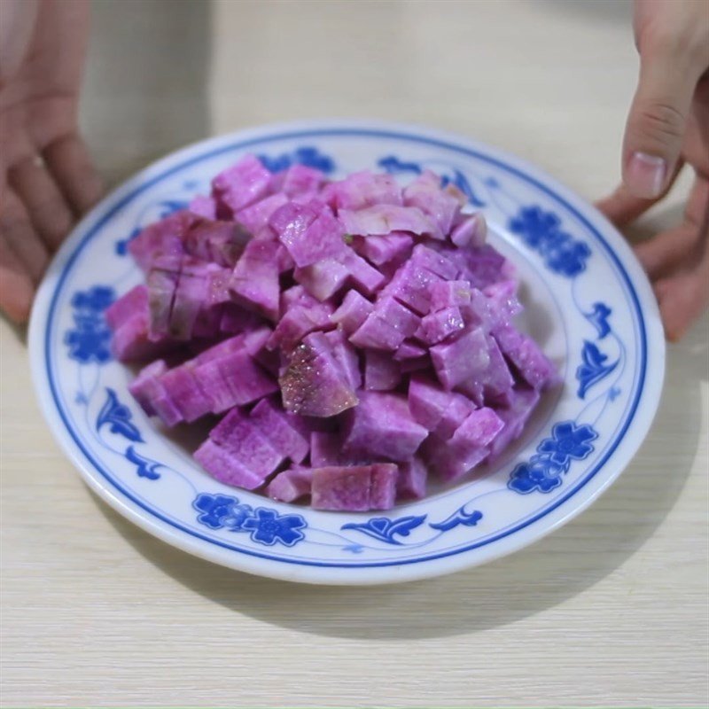 Khoai mỡ cắt miếng lớn đã được gọt vỏ và rửa sạch