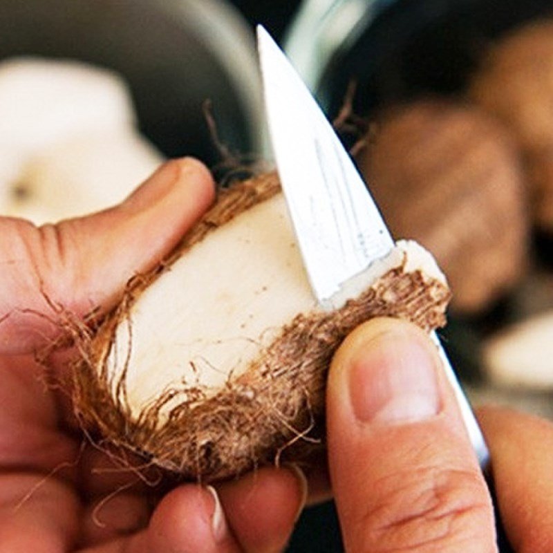 Khoai môn đã gọt vỏ và cắt miếng vừa ăn để nấu canh