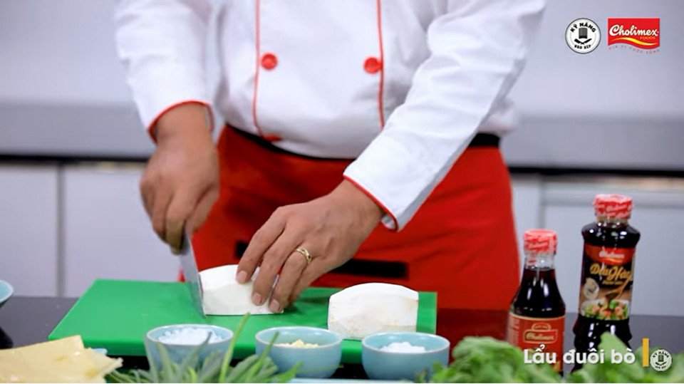 Khoai môn tươi được cắt miếng vuông vức chuẩn bị chiên sơ