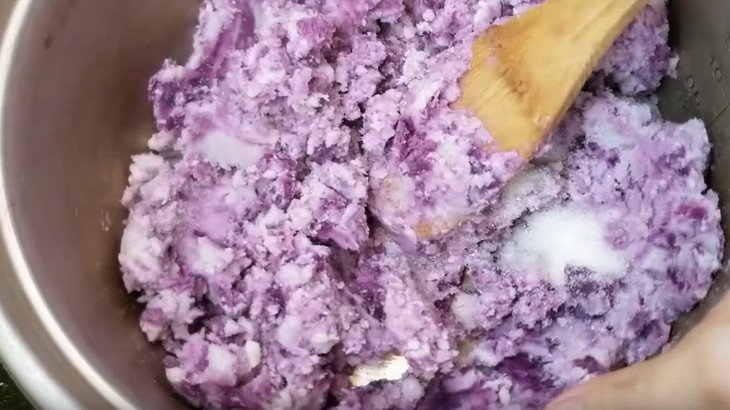 Khoai môn và khoai lang tím đã dằm nhuyễn mịn sẵn sàng trộn bột