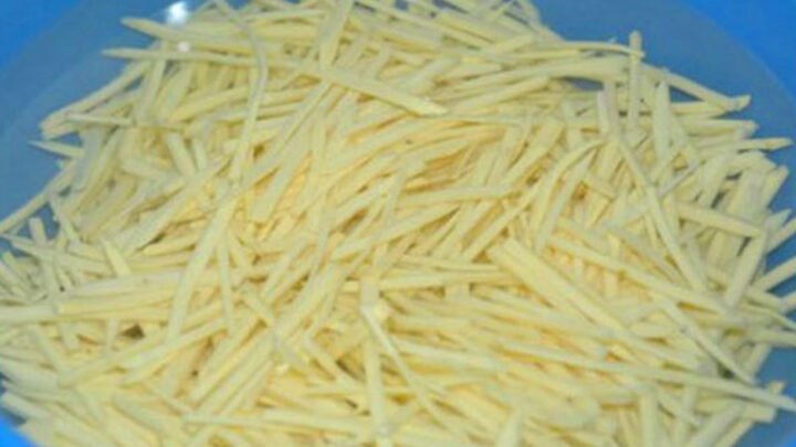 khoai tây đã gọt vỏ và cắt lát được ngâm trong nước sạch để loại bỏ tinh bột thừa, chuẩn bị cho món khoai tây xào giòn