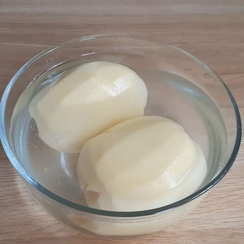 Khoai tây đang được hấp chín mềm trên xửng