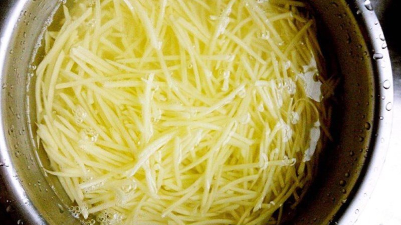 Khoai tây được ngâm trong nước muối và giấm