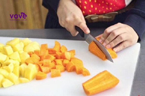 Khoai tây và cà rốt đã cắt khúc, sẵn sàng cho món cà ri dê Ấn Độ