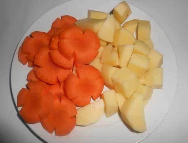 Khoai tây và cà rốt đã được sơ chế sẵn sàng để hầm cùng thịt bò