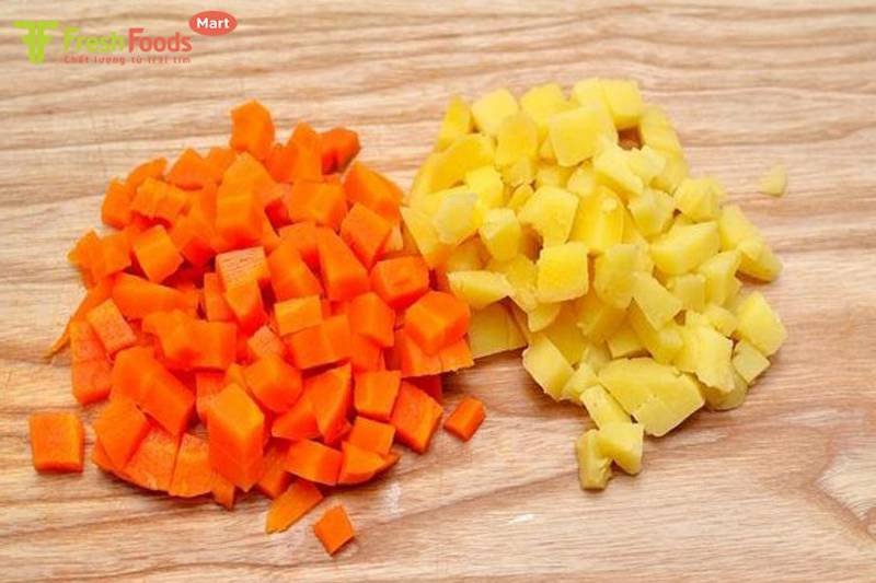 Khoai tây và cà rốt được sơ chế, thái miếng vuông