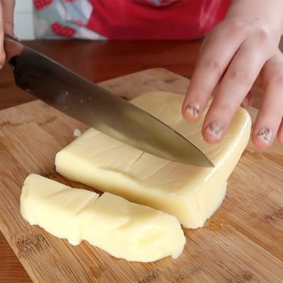 Khối bánh trứng sữa sau khi làm lạnh và cắt miếng