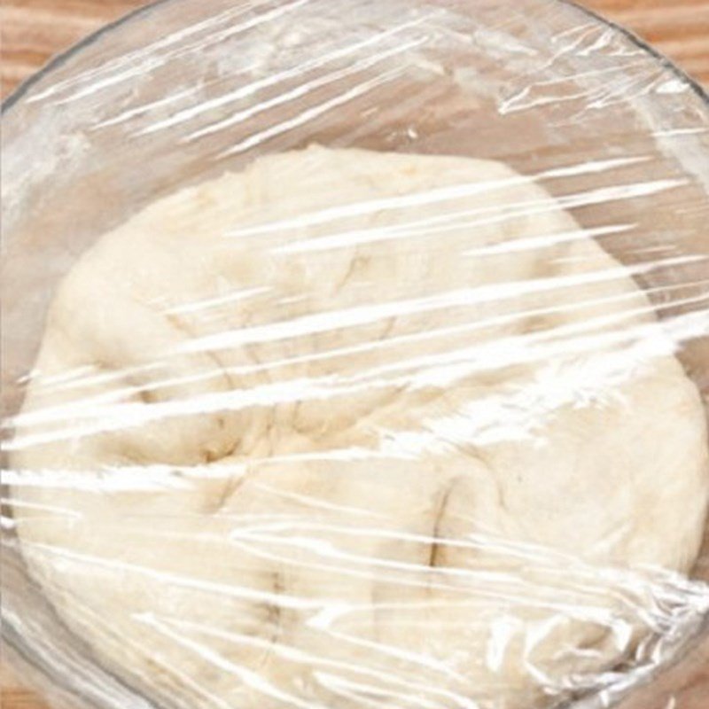 Khối bột bánh giầy được bọc màng thực phẩm ủ