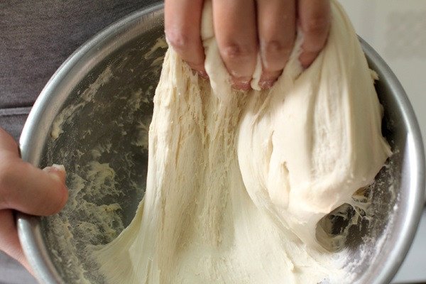 Khối bột làm bánh mì đang được nhồi