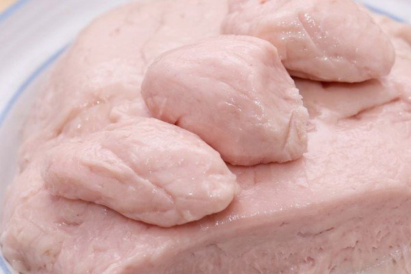 Khối giò sống làm từ thịt heo xay nhuyễn, dai mịn sẵn sàng chế biến