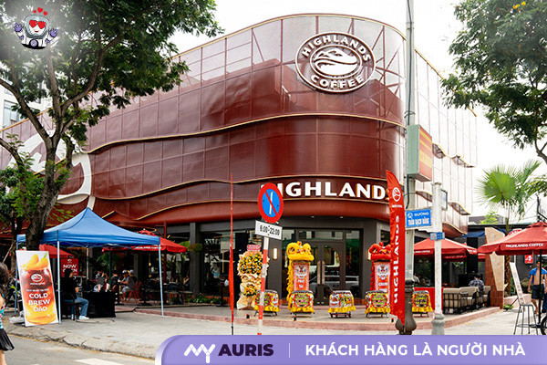 Không gian quán Highland Coffee nơi mọi người có thể kết nối và gắn kết