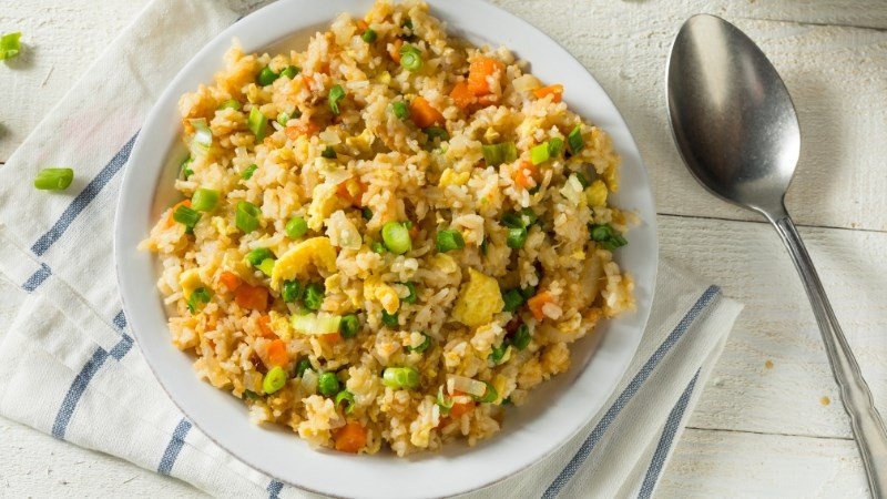 Không nên để cơm chiên ở nhiệt độ phòng quá lâu để tránh vi khuẩn phát triển