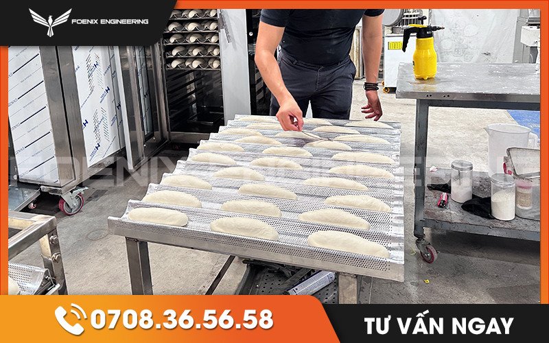 Khứa đường trên mặt bánh mì đặc ruột để bánh nở bung đẹp mắt khi nướng