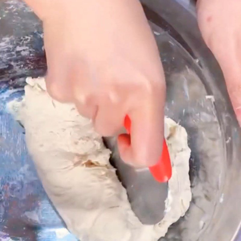 Khuấy bột bánh mì Pháp tạo thành khối đồng nhất