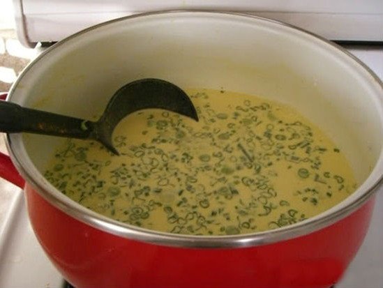 Khuấy bột bánh xèo với nước và hành lá để có hỗn hợp bột mịn