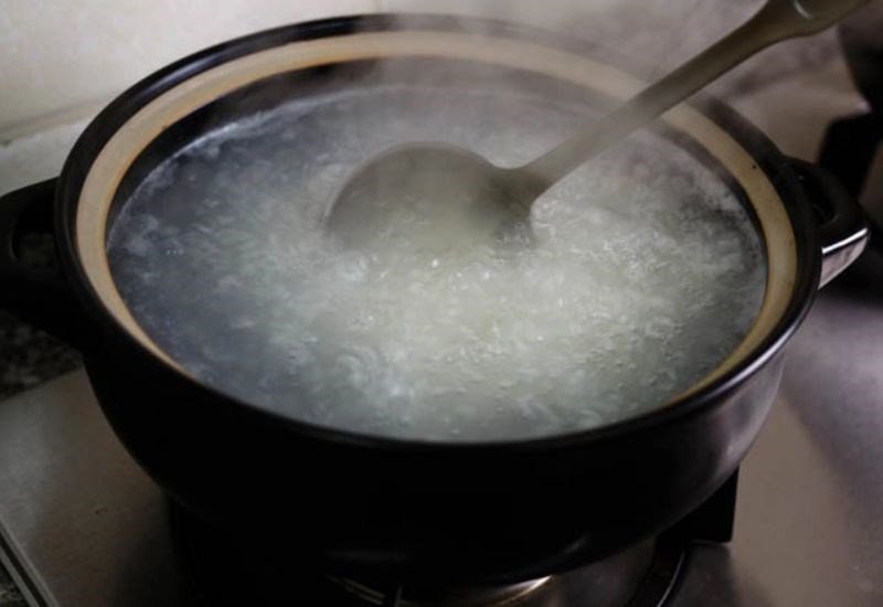 Khuấy cháo đúng thời điểm để cháo không bị dính đáy nồi