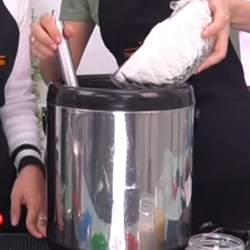 Khuấy đều bột béo và sữa đặc vào trà để tạo nền trà sữa khoai môn.