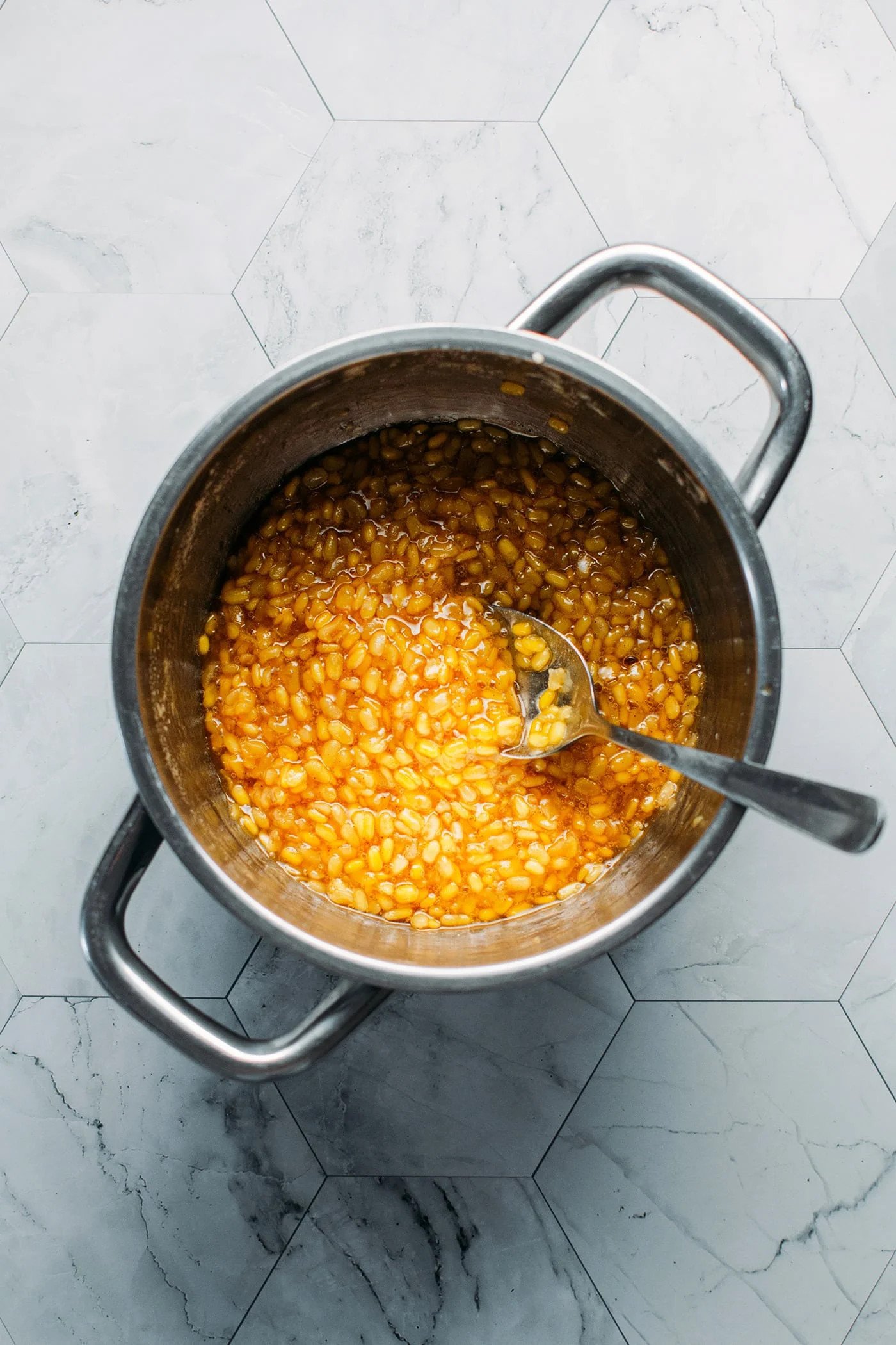 Khuấy đều chè đỗ xanh khi thêm bột năng để tạo độ sánh mịn