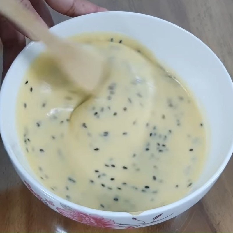 Khuấy đều hỗn hợp bột để bắt đầu cách làm bánh kẹp cuốn giòn ngon.