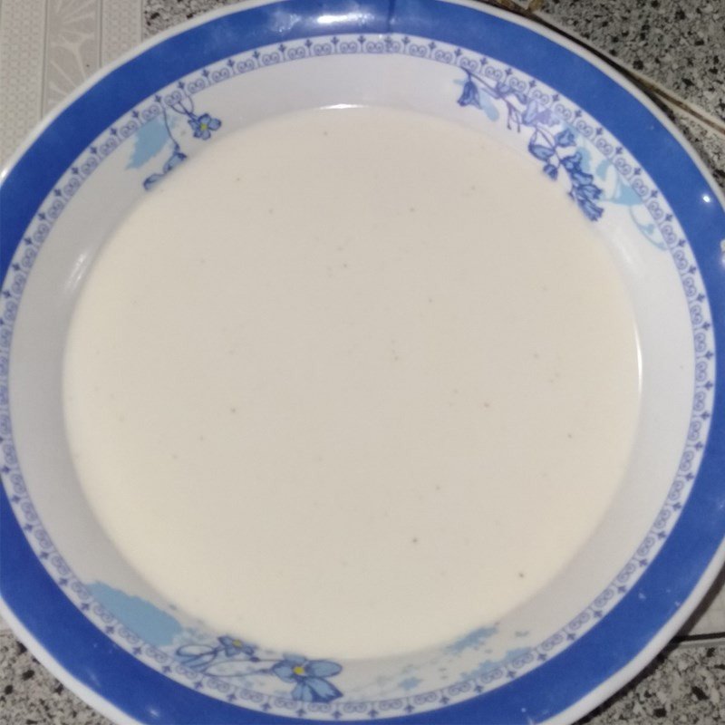 Khuấy đều hỗn hợp bột và nước cốt dừa loãng làm bánh bèo ngọt