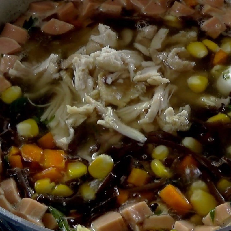 Khuấy đều hỗn hợp súp gà đang sôi trên bếp