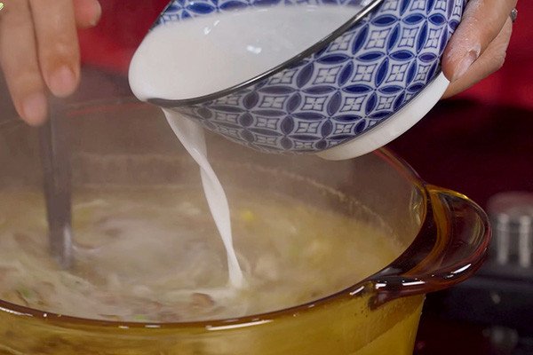 Khuấy đều liên tục khi cho bột năng vào súp bào ngư