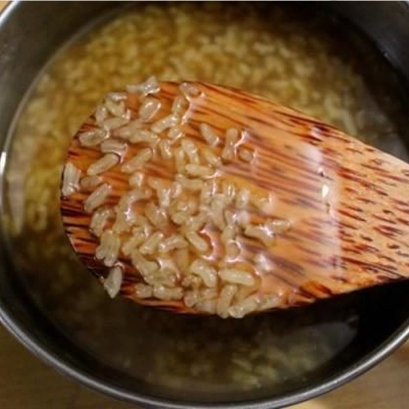 Khuấy đều xôi và nước đường gừng để tạo thành chè kho