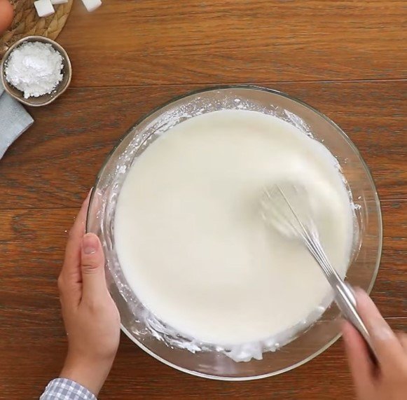 Khuấy đường vào hỗn hợp bột bánh tai yến