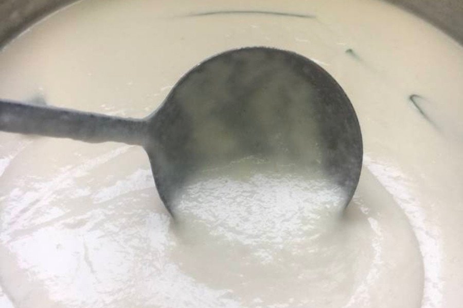 Khuấy liên tục nước cốt dừa để tránh bị cháy xém dưới đáy