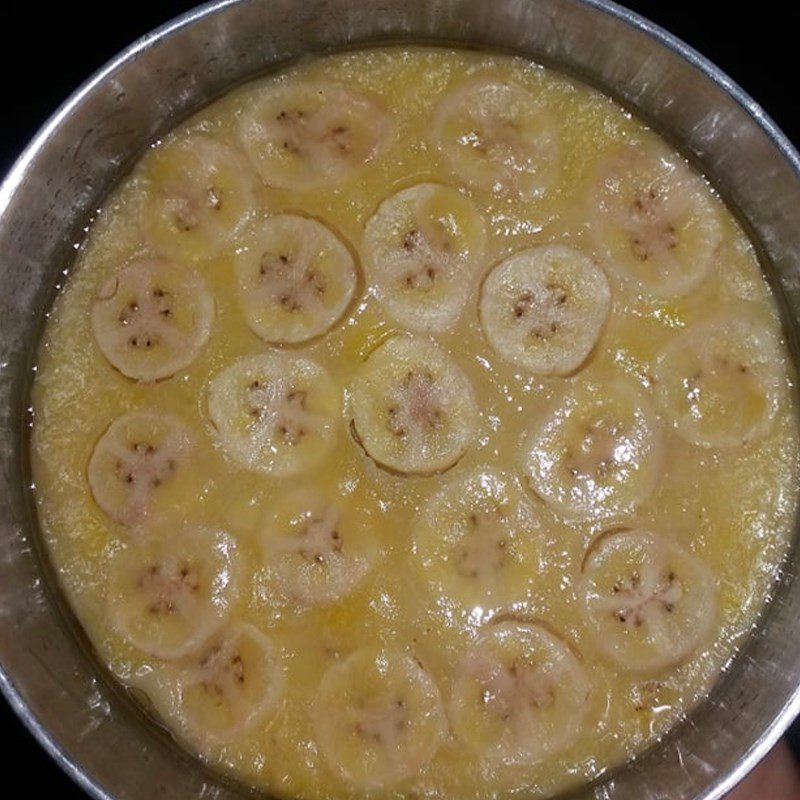 Khuôn bánh chuối hấp bột gạo đang được hấp chín