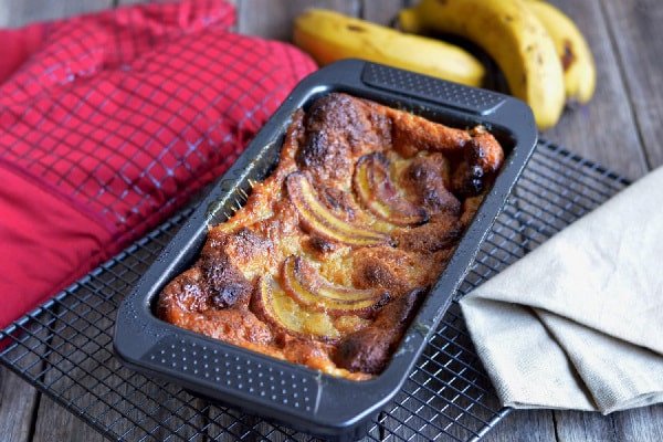 Khuôn bánh chuối nướng vàng ươm vừa ra lò, tỏa hương thơm ngào ngạt.