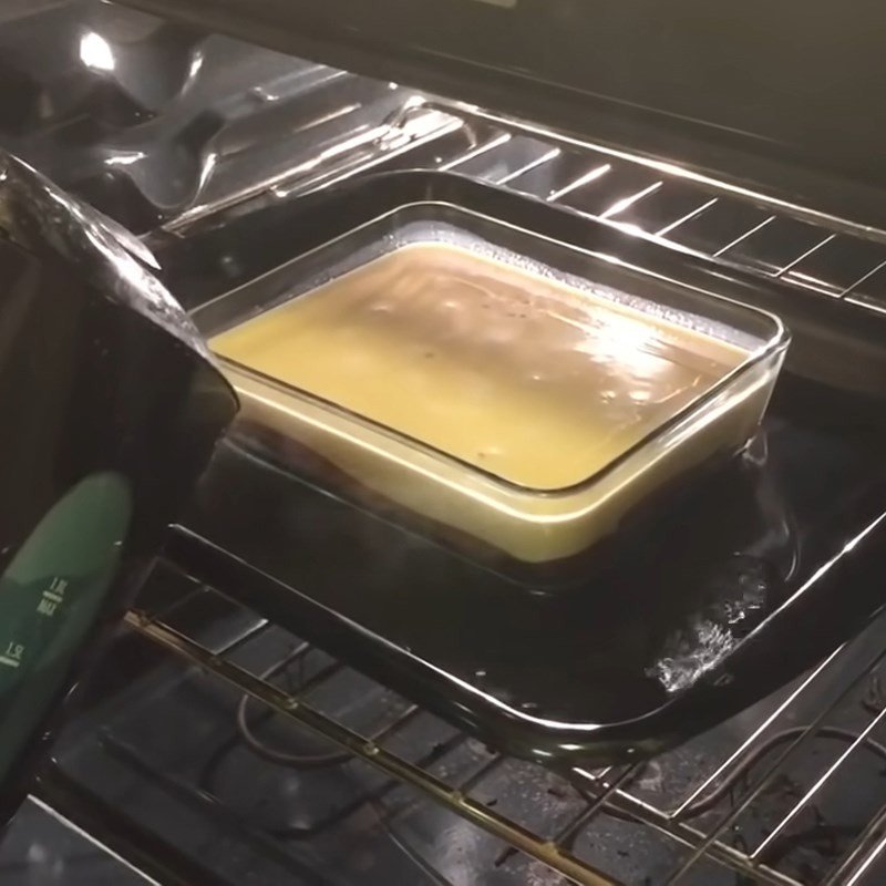 Khuôn bánh flan 5 quả trứng được nướng cách thủy trong lò