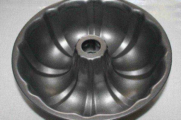 Khuôn nướng bánh bò rễ tre được làm nóng, giúp bánh nở bung và tạo rễ tre đặc trưng.