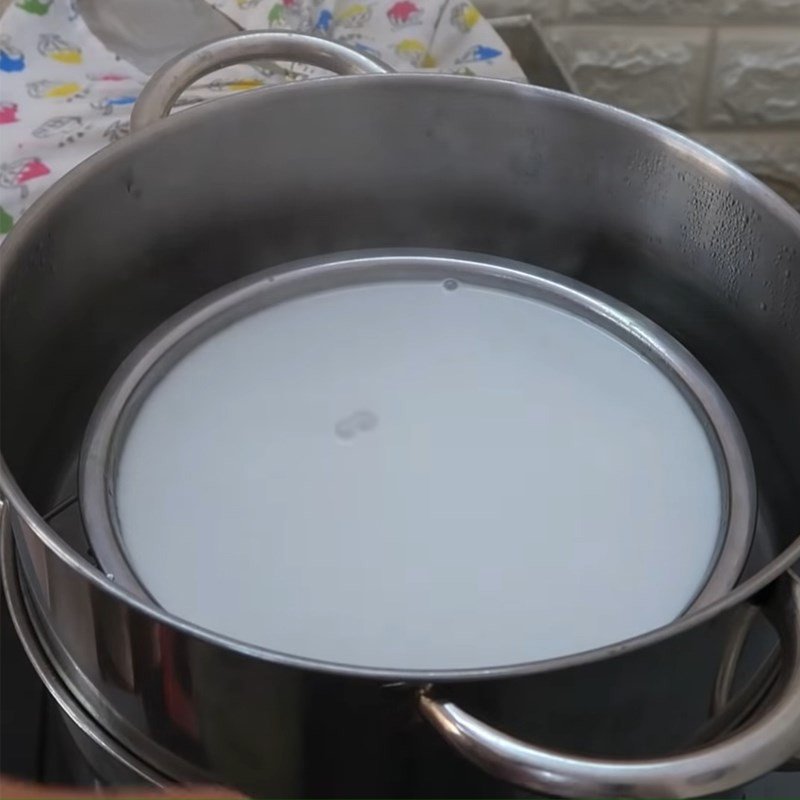 Kiểm tra bánh da lợn đã chín sau khi hấp