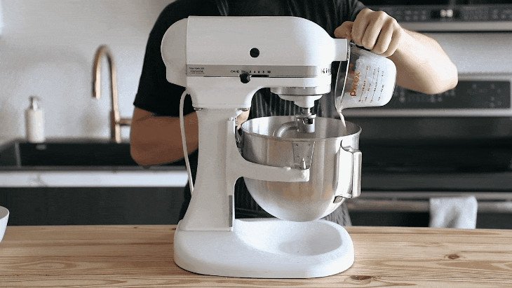 Kiểm tra độ dẻo mịn của khối bột làm vỏ bánh hamburger